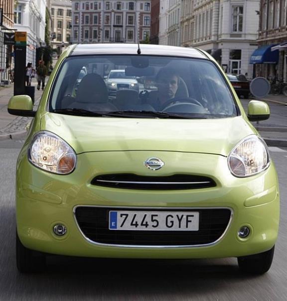 Die bislang dominanten Glubschaugen fehlen beim neuen Micra. Sein Gesicht bestimmen jetzt ein geteilter Kühlergrill, der große untere Lufteinlass und die tiefe Frontschürze. Foto: Nissan/Auto-Reporter.NET